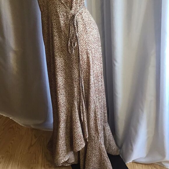 NWOT lightweight wrap style dress in size Med by PRETTY GARDEN - Picture 8 of 14